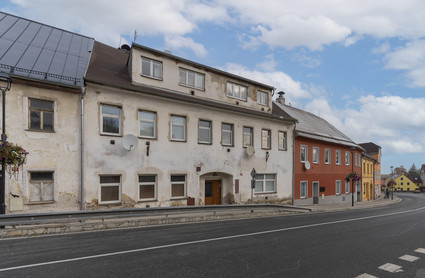 Prodej vícegeneračního bytového domu 372 m², pozemek 548 m², Náměstí 108, Krásno. - Fotka 1